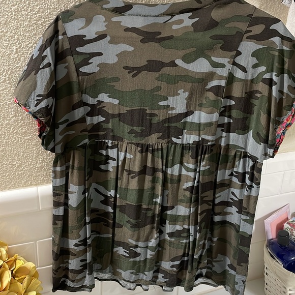 Savanna Jane embroidered camo Top. Sz Large . NEW condition - Picture 5 of 6